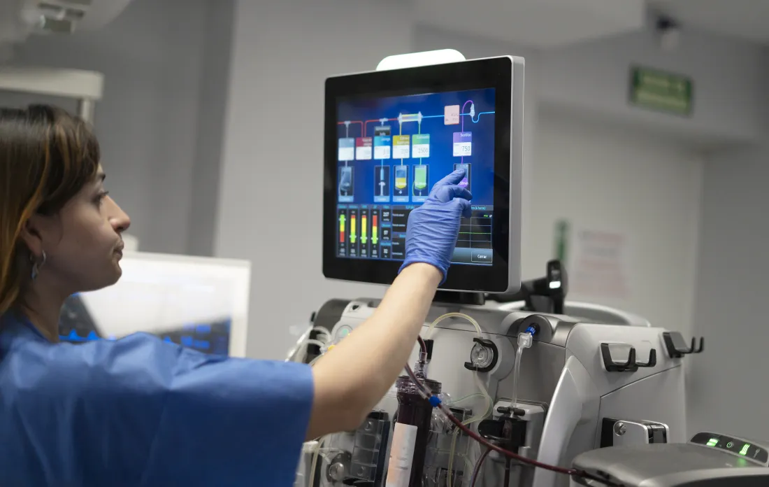 Medizinische Bildschirme: Fachkraft am Befundungs-Touchscreen