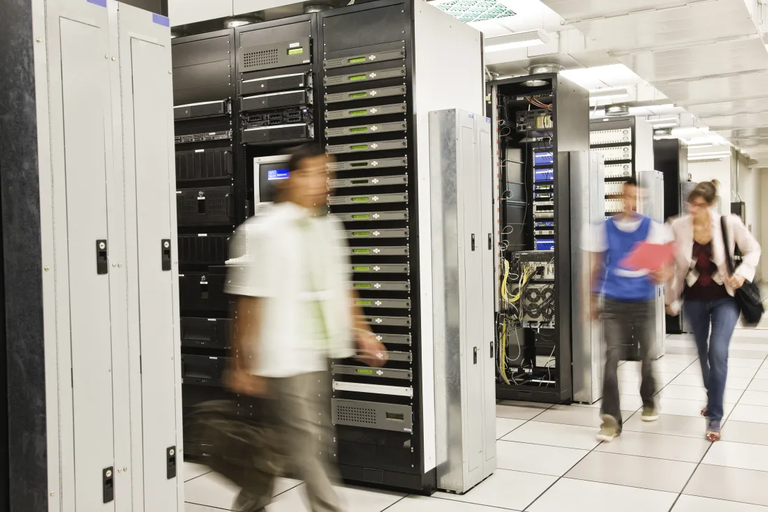 Serverraum: Hosting, Datensicherung und Monitoring rund um die Uhr